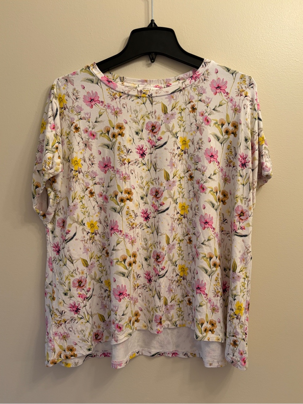 Crown & Ivy | Floral Short Sleeve Women’s Top - White/Pink